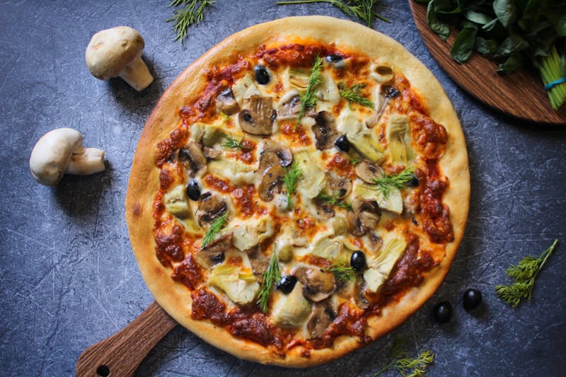 Veggie Deluxe Pizza mit frischem Gemüse