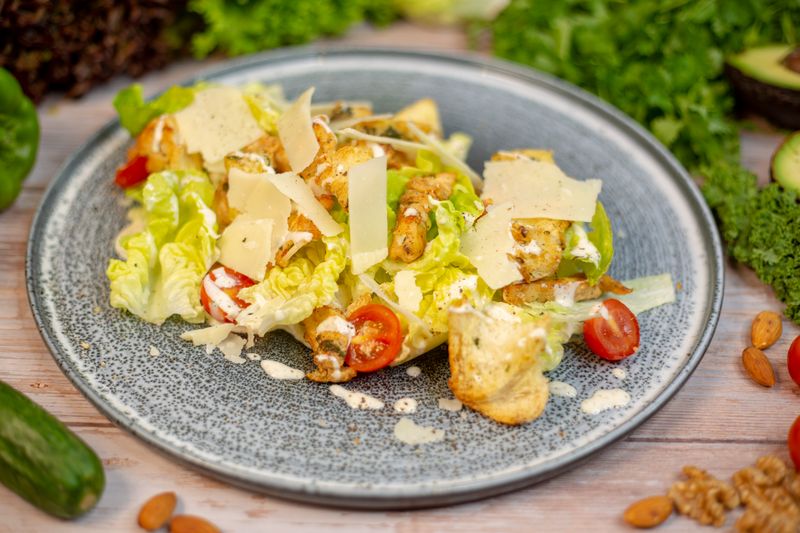Caesar Salad mit Hähnchen Croutons und Parmesan