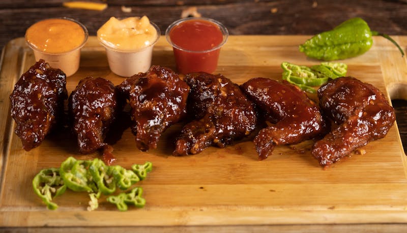 Chicken Wings mit verschiedenen Saucen