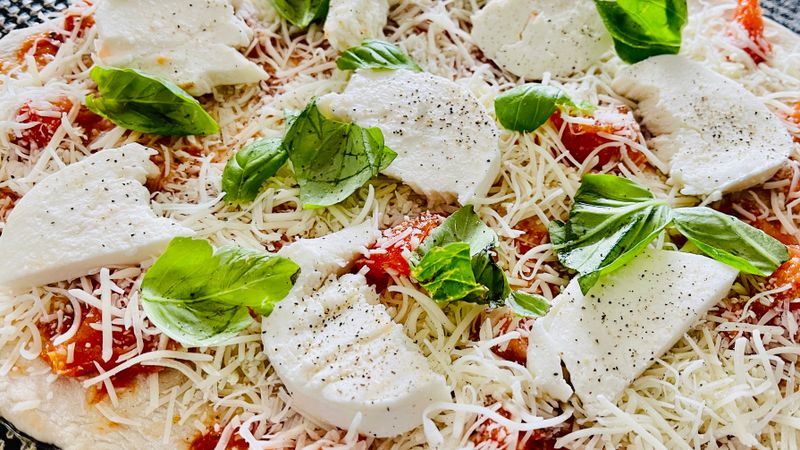 Frische Zutaten für Call a Pizza – Tomaten und Kräuter